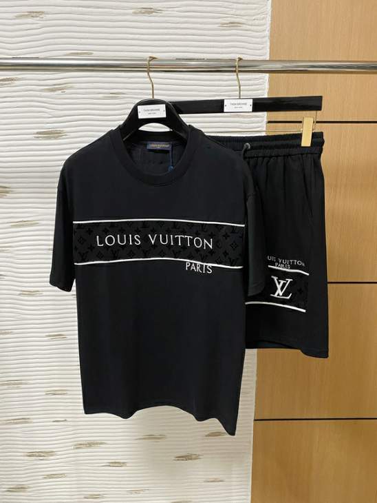 Picture of LV Shirt Pant Suits _SKULVM-3XLkdtr14823323